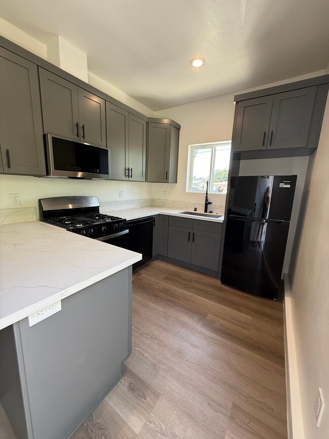 Photo - 17586 Filbert St