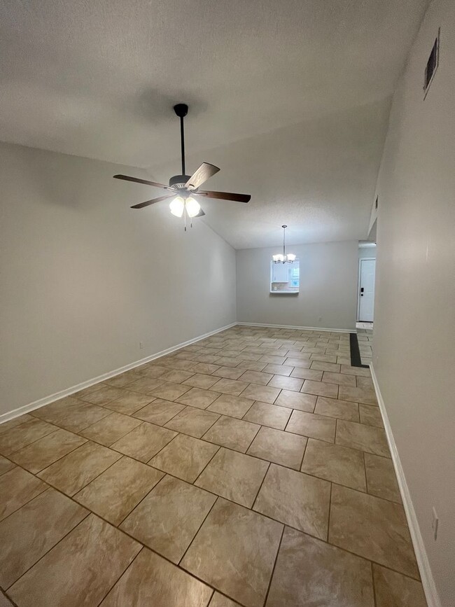 Photo - 117 Leeswood Cir