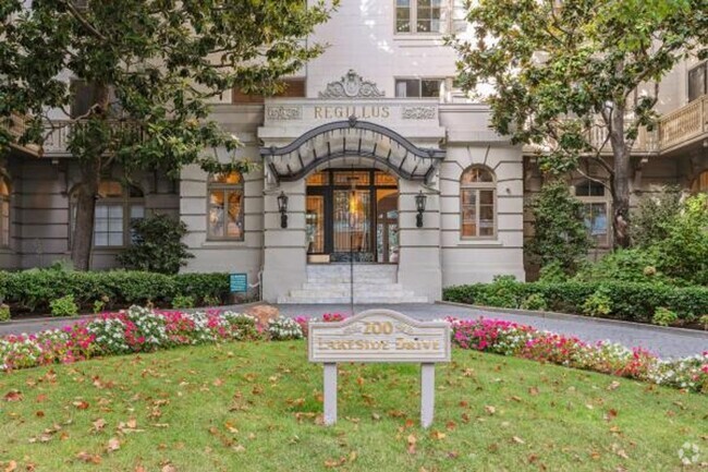 Building Photo - ELEGANT 2BR WITH LAKE VIEWS, FIREPLACE & D... Rental
