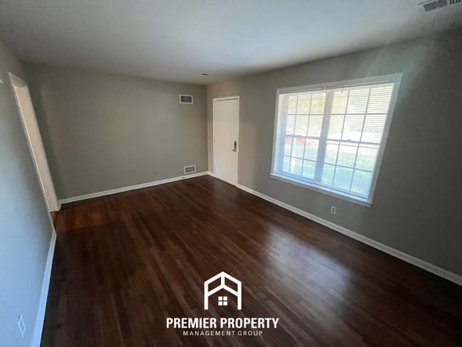 Photo - 5435 Whitworth Rd