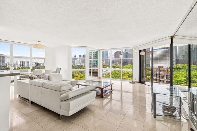 Building Photo - 1901 Brickell Ave Unit B1109