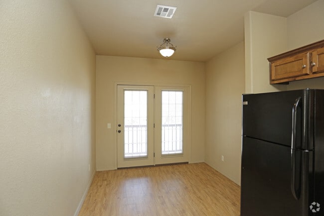 2BR, 1BA - 912 SF