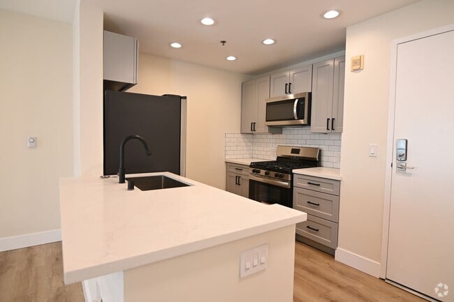 Building Photo - 1401 Jackson St Unit 204 Rental