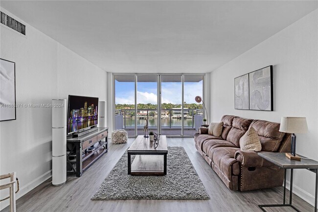 Photo - 5600 Collins Ave