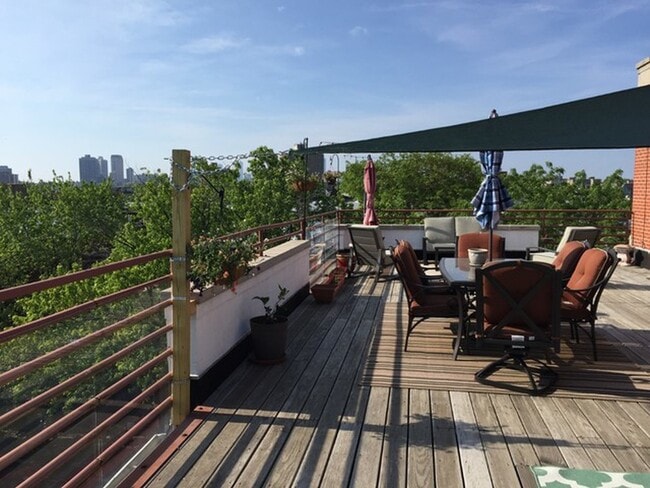 Private Deck - 924 W Cornelia Ave Unit 4S