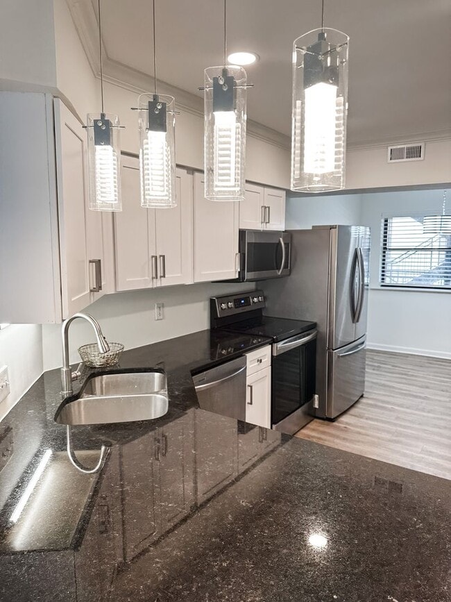 Building Photo - Spacious Renovated 3-Bedroom Condo Near UT... Unit #2004