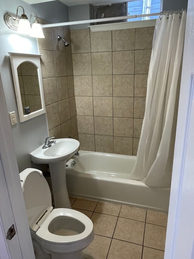 Photo - 1BD/2BA, 1/2 block off Carrollton Ave. Unit 4116 D