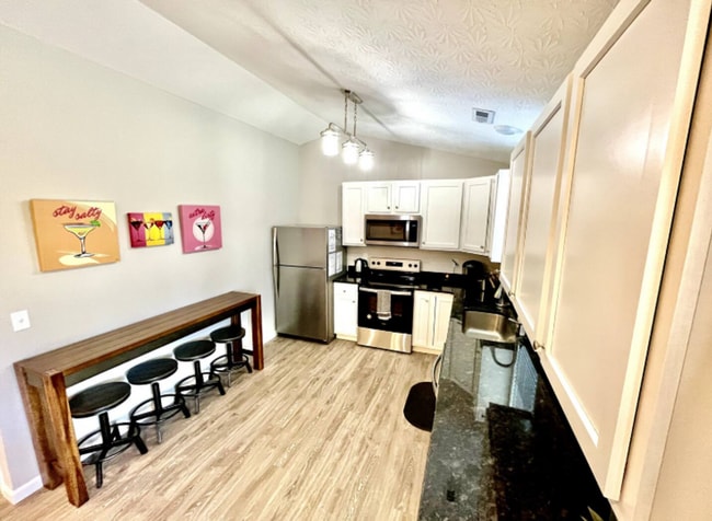 Photo - Vibrant 4 Bedroom Getaway with Hot Tub