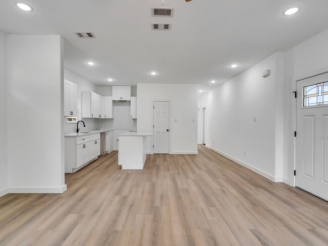 Photo - Spacious 3 Bed / 2.5 Bath Duplex – Move-In Ready