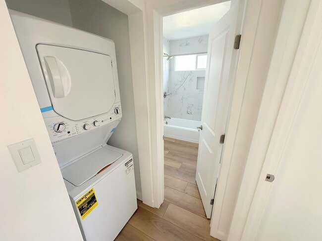 Photo - 2bd/1ba in Sherman Oaks w/ parking, washer/dryer in unit! Unit 14410 #1