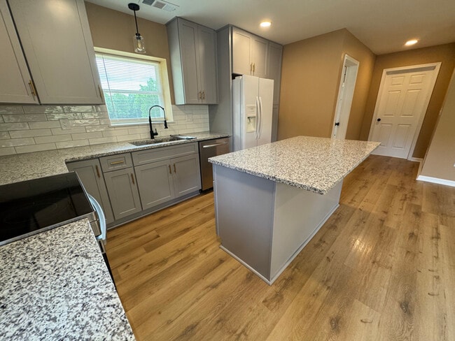 Photo - 5026 Young Rd