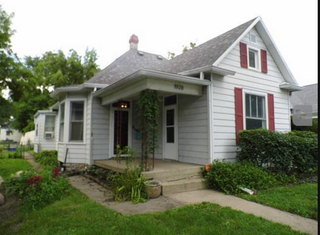 Building Photo - Charming Single Family Home with detached ...