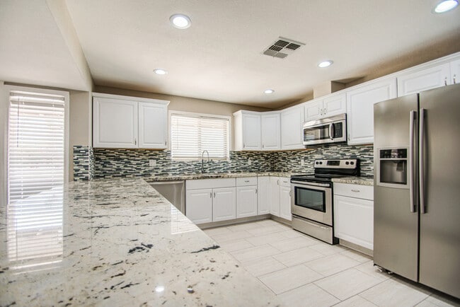 Building Photo - Beautifully remodeled corner 4/2 with pool... Rental