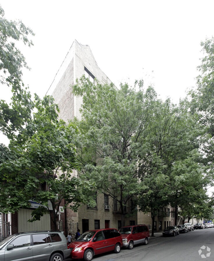 Photo - 44 E 208th St