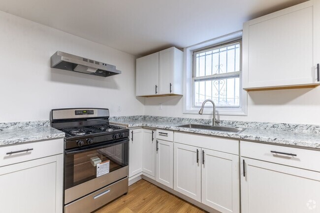 Building Photo - Fully Renovated 3-Bedroom Apartment – Seco... Unit 3