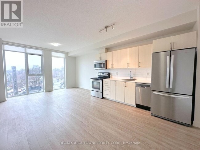 Photo - 763 Woodbine Ave
