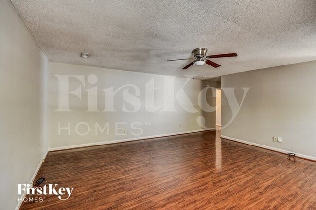 Photo - 2215 Pup Run