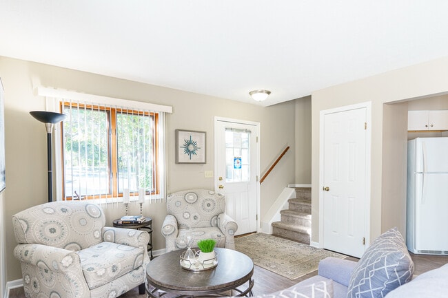 Sala de estar de la casa adosada con puerta principal y escaleras al segundo piso - Corn Hill Townhouses & Apartments