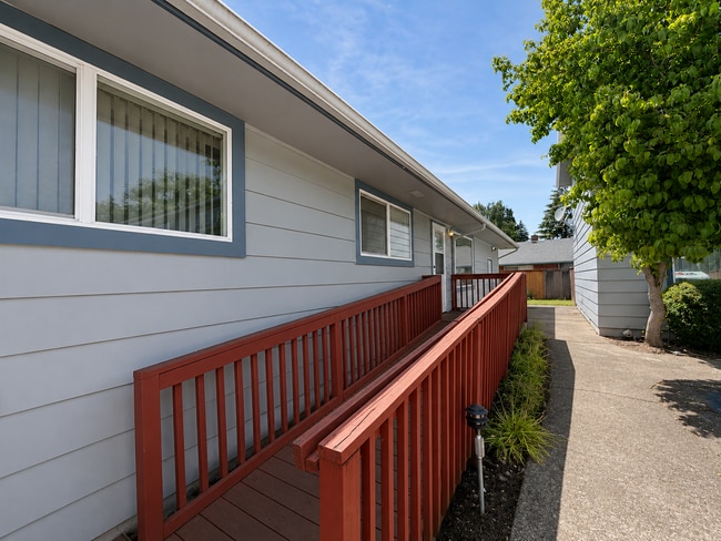 Building Photo - Charming 2 Bedroom Unit in NE Portland Water/ Sewar & Garbage PAID FOR!!!