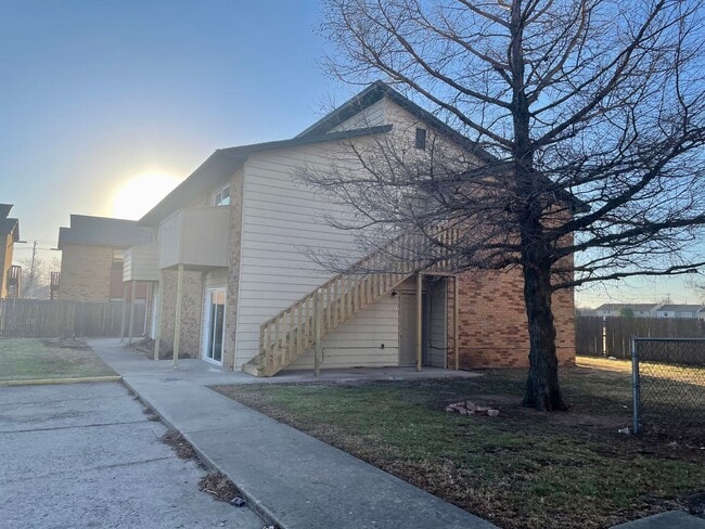 Building Photo - 1407 Glen Oaks Ct Unit 1407-2