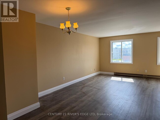 Photo - 4 - 290/294 KING STREET W