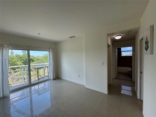 Photo - 529 NE 62nd St Unidad 401