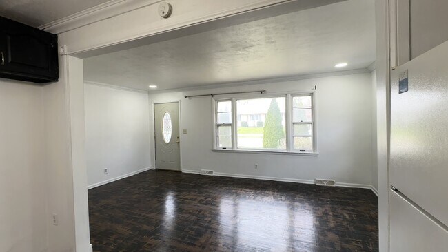 Photo - 3535 Robey Ave