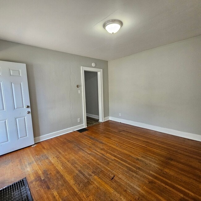 Photo - 1223 E 10th St Unidad 1223 1/2