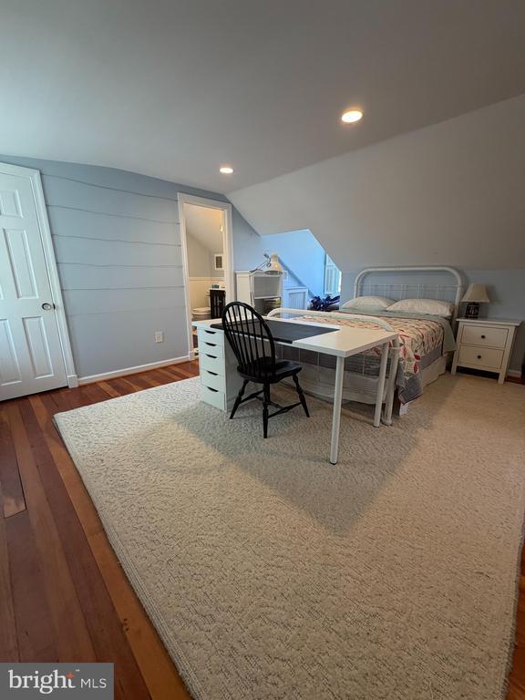 Building Photo - 12 W Oak St