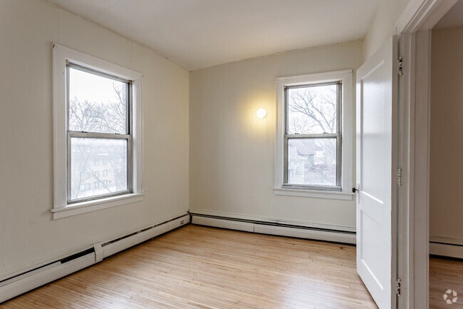 1BR, 1BA - 500SF - Bedroom - 2121 Hennepin Ave S