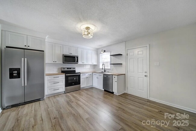 Building Photo - Fully Remodeled | 2BR/1.5BA Condo | Willow... Unit 438 Stoneycreek Ln