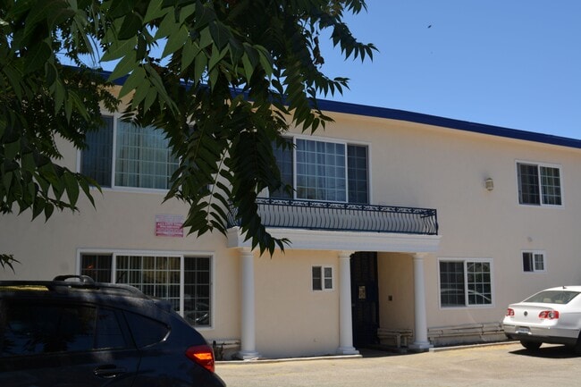 Building Photo - 2717 Orchard Ave