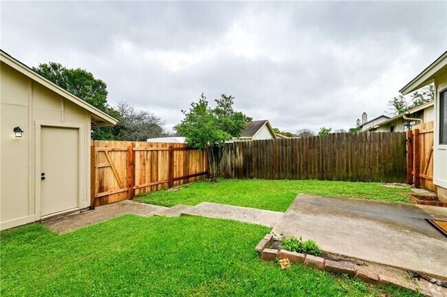 Building Photo - 2-Bedroom Duplex with Garage Rental