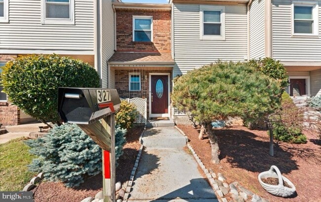 Photo - 327 Wayne Ct Townhome