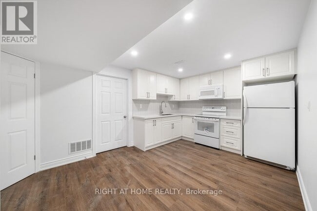 Photo - 582 Carlyle Ct