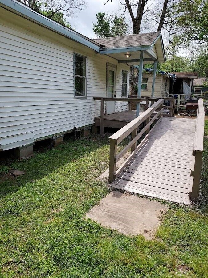 Photo - 215 Blackshear St