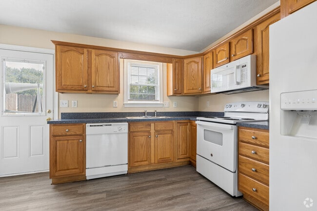 2BR, 2BA - 1,250SF - Kitchen - 6121 Upper Hunters Trce