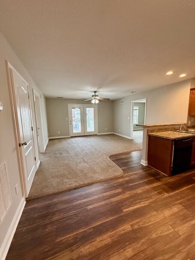 Building Photo - 272 Audley Ave Unit C21