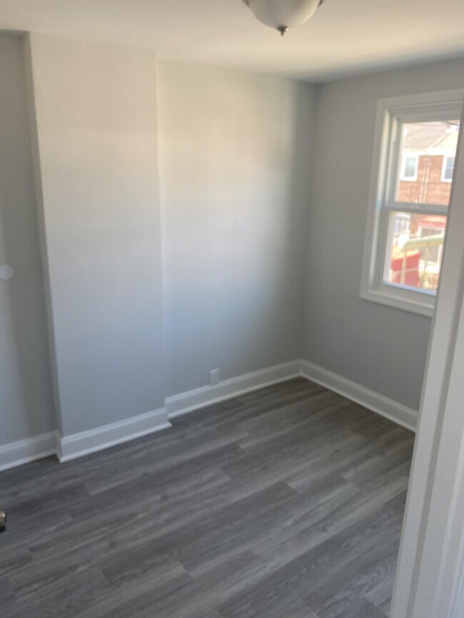 Photo - 400 Maple Ln