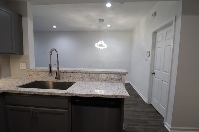 Photo - 6950 Paris St