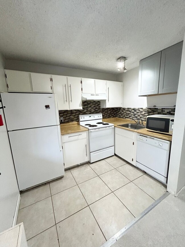 Building Photo - Move-In Ready 1-Bed Near Campus Rental