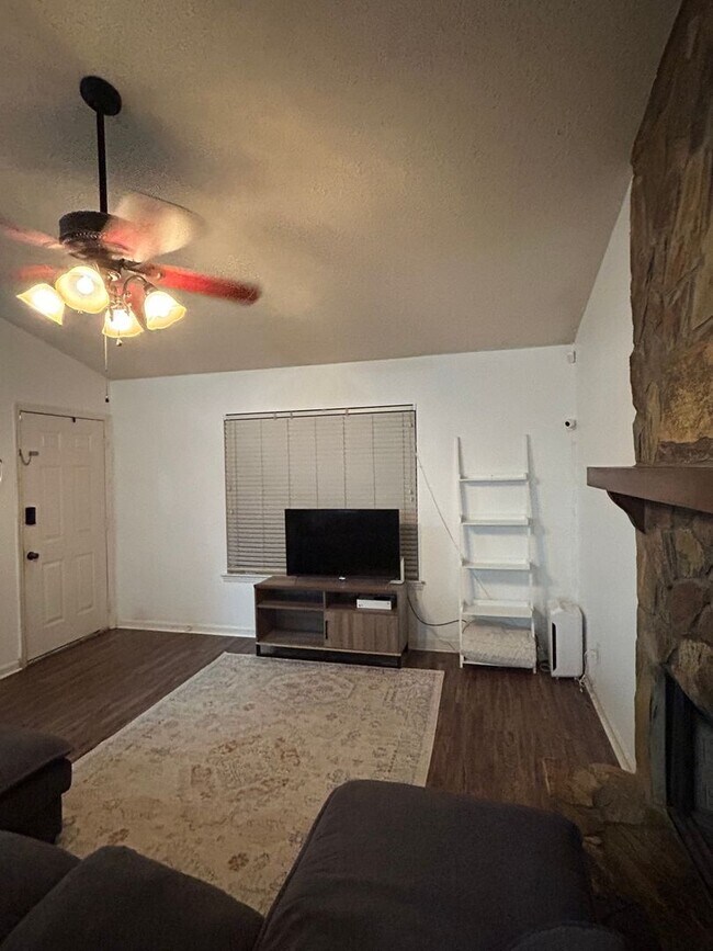 Photo - 109 Live Oak Cir