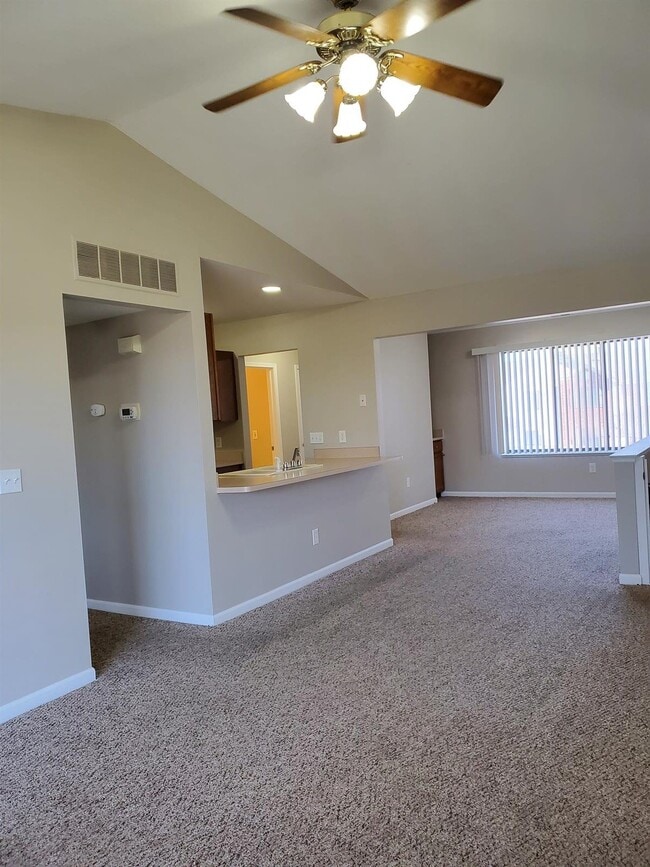 Photo - 2 Bedroom, 2 Bathroom Spacious Upper-Level Condo with Vaulted Ceilings & Private Primary Suite. N... Unidad 94