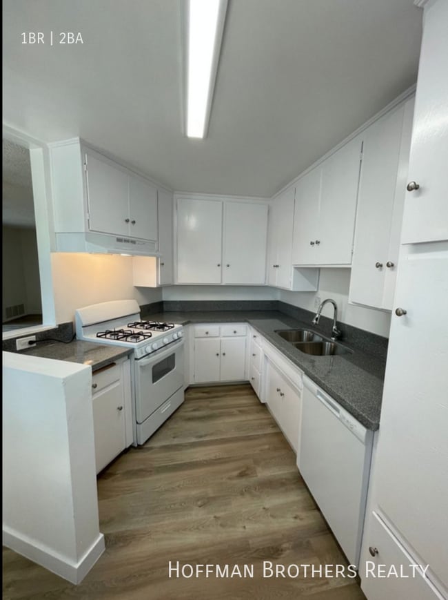 Photo - 6039 Whitsett Ave Unit 202