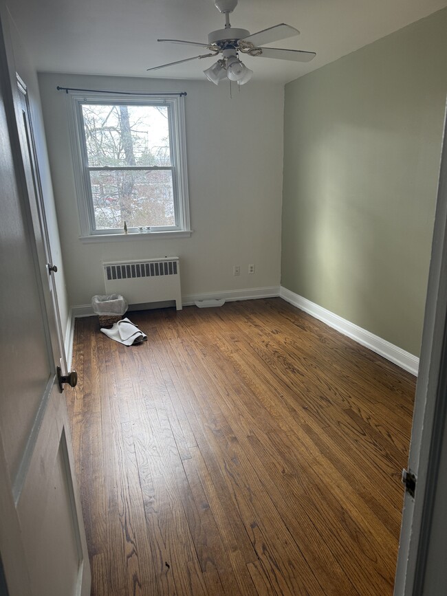 2nd bedroom with large closet - 112 Fairfield Ln Unit 1