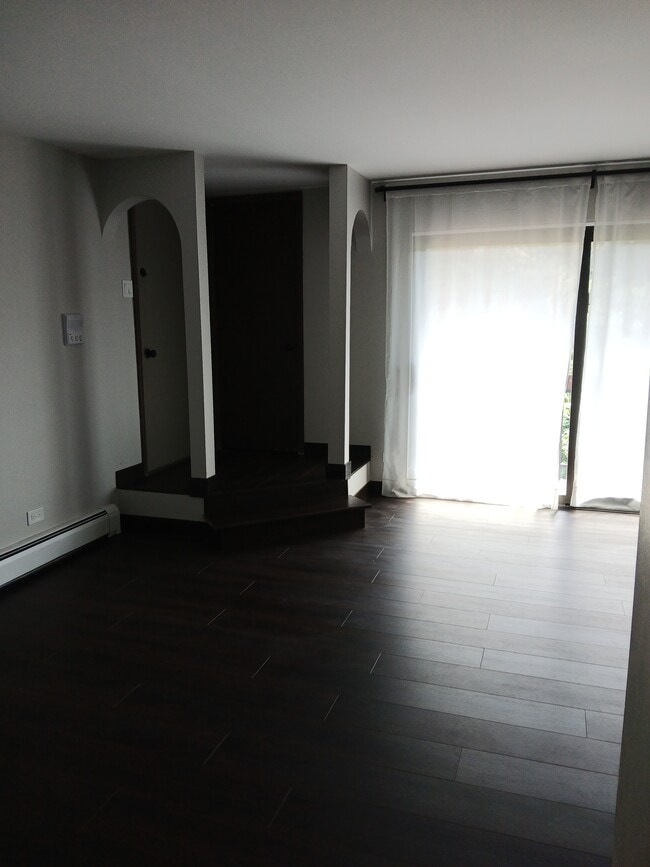 Entrada principal con armario para abrigos y nueva puerta corrediza al balcón. - 15820 Orlan Brook Dr Unidad 2A