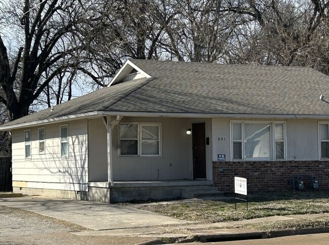 Building Photo - 801-803 Rouse Duplex Unit 801 N Rouse