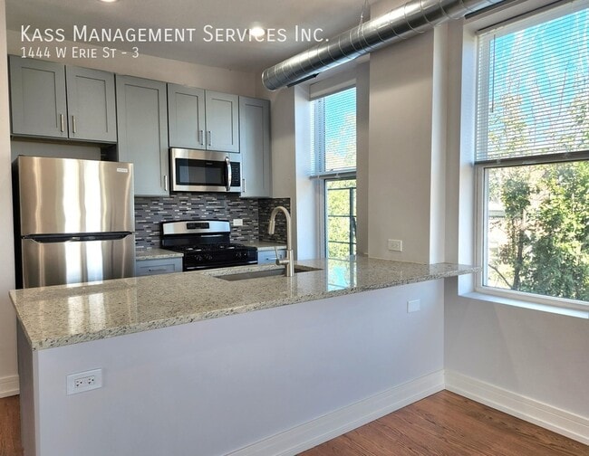 Building Photo - 1444 W Erie St Unit 3 Rental