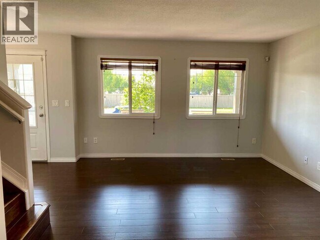 Photo - 9106-9192 92 Ave