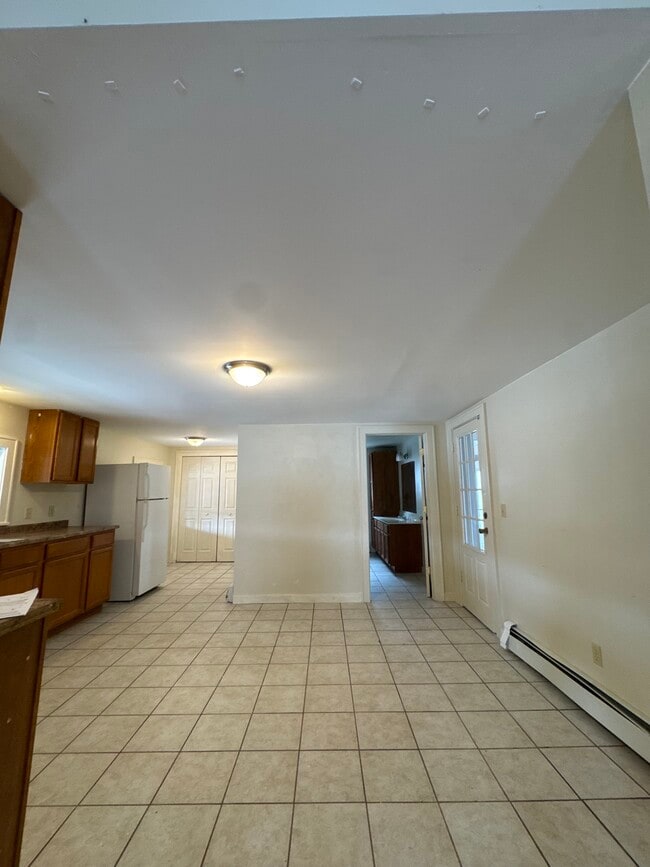 Building Photo - 49 Summer St Unit 2